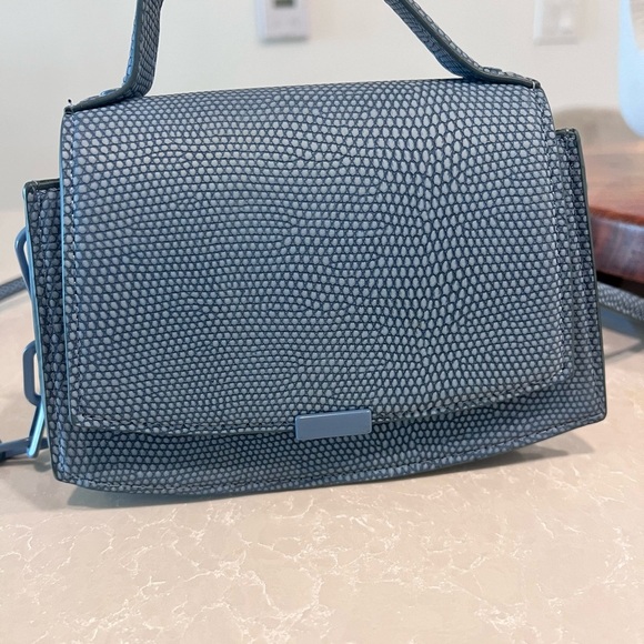 Elegant Blue Crossbody Handbag - Picture 3 of 5